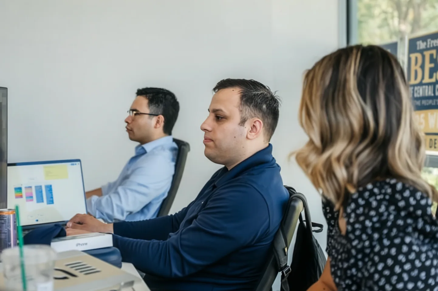 Colleagues working together in the AMARQUEZ office.